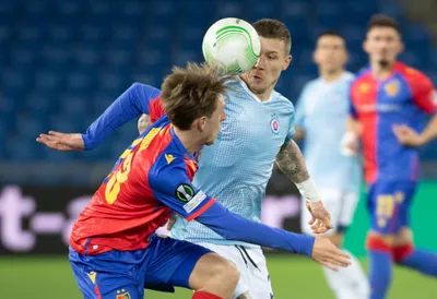 Na snímke vpravo Juraj Kucka (Slovan) a vľavo Wouter Burger (FC Bazilej) v súboji o loptu počas prvého zápasu osemfinále Európskej konferenčnej ligy FC Bazilej - ŠK Slovan Bratislava 9. marca 2023 v Bazileji. FOTO TASR - Martin Baumann

- Švajčiarsko šport futbal slovaciká EKL
- Európska konferenčná liga 
- osemfinále
- ŠK Slovan Bratislava 
- FC Bazilej