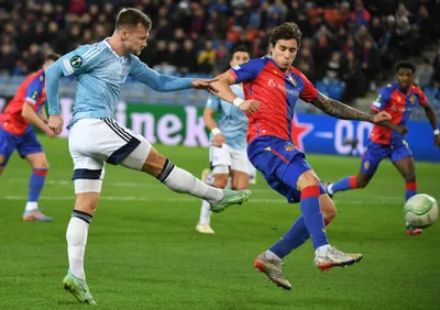 Na snímke vľavo Jurij Medveděv (Slovan) strieľa gól, vpravo Riccardo Calafiori (Bazilej) počas prvého zápasu osemfinále Európskej konferenčnej ligy FC Bazilej - ŠK Slovan Bratislava 9. marca 2023 v Bazileji. FOTO TASR - Martin Baumann

- Švajčiarsko šport futbal slovaciká EKL
- Európska konferenčná liga 
- osemfinále
- ŠK Slovan Bratislava 
- FC Bazilej