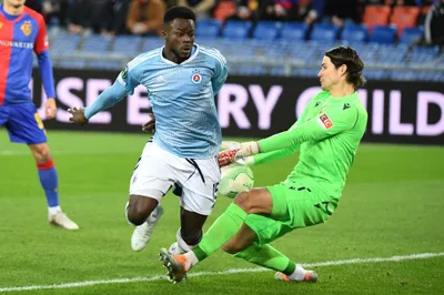 Na snímke hráč Malik Abubakari (Slovan) a brankár Marwin Hitz (Bazilej) počas prvého zápasu osemfinále Európskej konferenčnej ligy FC Bazilej - ŠK Slovan Bratislava 9. marca 2023 v Bazileji. FOTO TASR - Martin Baumann

- Švajčiarsko šport futbal slovaciká EKL
- Európska konferenčná liga 
- osemfinále
- ŠK Slovan Bratislava 
- FC Bazilej