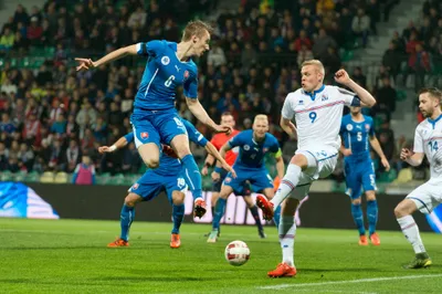 Ján Greguš a vpravo Kolbeinn Sigthórsson (Island) v zápase Slovensko - Island 3:1 (Žilina, 17.11.2015).