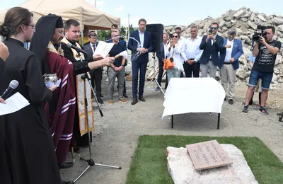 Základný kameň na stavenisku požehnal gréckokatolícky biskup Mons. Milan Lach.