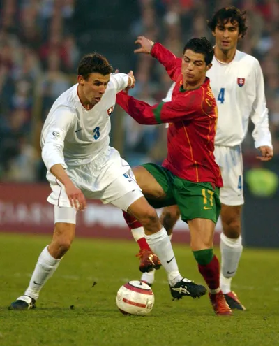 Michal Hanek v súboji s Cristianom Ronaldom v zápase Slovensko – Portugalsko 1:1 (30.3.2005, Bratislava). 