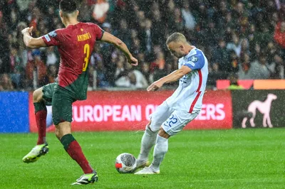 Stanislav Lobotka v zápase Portugalsko - Slovensko 3:2 (Porto, 13.10.2023).