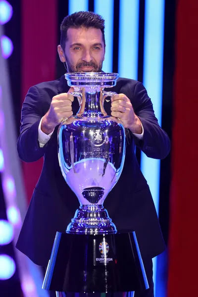 Gianluigi Buffon priniesol trofej pre víťaza ME.
