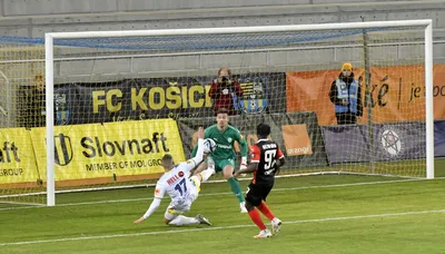 Zľava Oleksandr Golikov (Košice) strieľa druhý gól Košíc brankárovi Domikovi Takáčovi,  vpravo sa prizerá Kevin Ofori (obajaTrnava) počas zápasu 5. kola Slovnaft Cupu FC Košice - FC Spartak Trnava 2:3 (Košice, 3.2.2024). 