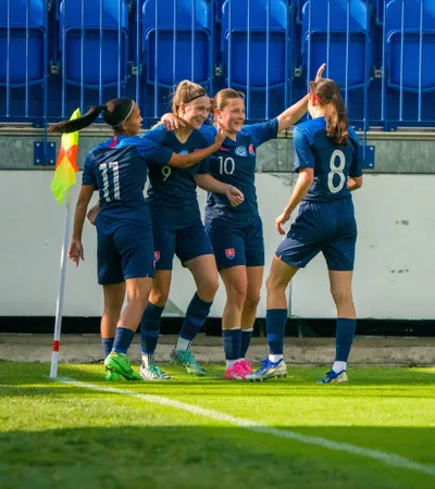 WU19 SVK CZE 3-1-radosť gól Michaela Martišková-Matilda Sluková.JPG