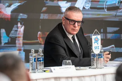 kovacik za stolom.jpg