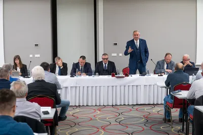 Neuschl kovacik predsdednicky stol.jpg