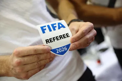 znak rozhodca FIFA.jpg