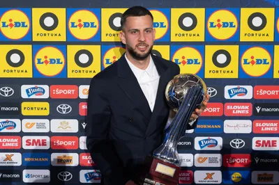 hancko s vitaznou trofejou.jpg