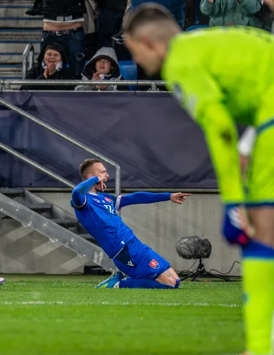 Haraslin gesto na kolenach po gole.jpg