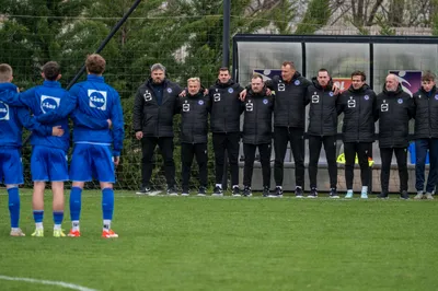 lavicka pri hymne.jpg