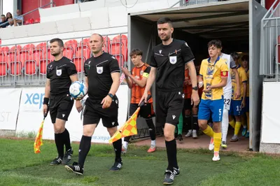 rozhodcovia Koncek Kysel Tuma a kapitani idu.jpg