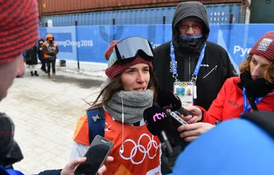 Klaudia Medlová odpovedá na otázky novinárov po zrušení kvalifikácie disciplíny slopestyle na ZOH v Pjongčangu 2018. 