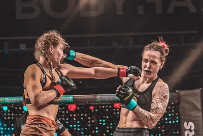 Na snímke česká MMA zápasníčka Tereza Bledá (vpravo) a Slovenka Lucia Szabová v súboji v rámci projektu Oktagon Underground v Brne.