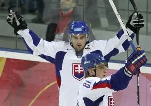 Na predchádzajúcej olympiáde v Turíne 2006 bol Pavol Demitra kapitánom Slovenska. Céčko na drese mu zakrýva prilba Mariána Hossu, ktorý sa po rovnakej diagnóze hokejového ramena už rozbehol v NHL.