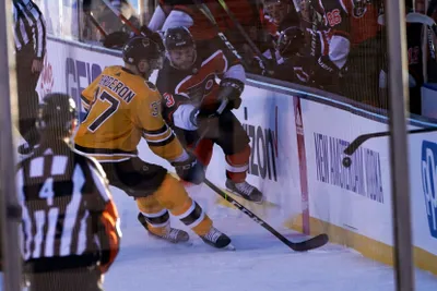 Zápas Boston Bruins – Philadelphia Flyers sa hral pod holým nebom.