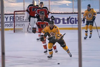 Zápas Boston Bruins – Philadelphia Flyers sa hral pod holým nebom.