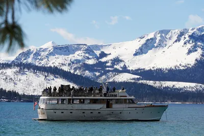 Fanúšikovia Golden Knights sledujú zápas z palube lode na jazere Lake Tahoe.