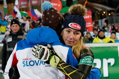 Mikaela Shiffriová gratuluje Petre Vlhovej k víťazstvu v pretekoch SP vo Flachau 2020.