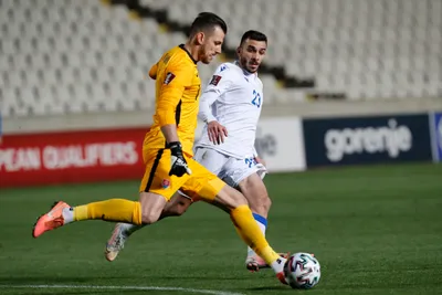Martin Dúbravka (vľavo) v zápase Cyprus - Slovensko, kvalifikácia na MS vo futbale 2022.