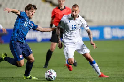 Patrik Hrošovský (vľavo) v zápase Cyprus - Slovensko, kvalifikácia na MS vo futbale 2022.