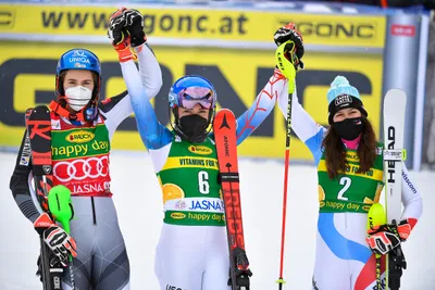 Petra Vlhová, Mikaela Shiffrinová a Wendy Holdenerová po slalome v Jasnej 2021.