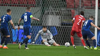 Ruský hráč Mario Fernandes (v červenom) strieľa gól. 