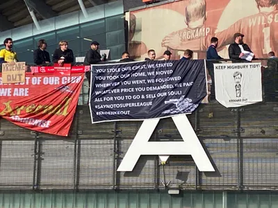 Fanúšikovia Arsenalu Londýn protestovali pred Emirates Stadium.
