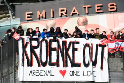 Fanúšikovia Arsenalu Londýn protestovali pred Emirates Stadium.