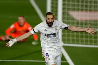 Francúzsky útočník Karim Benzema sa teší z gólu. 