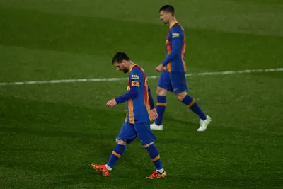 Sklamaná dvojica Lionel Messi a Clement Lenglet opúšťa ihrisko. 