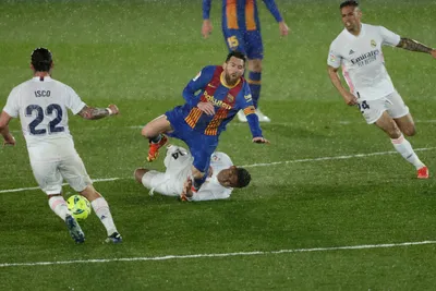 Casemiro bol po faule na Lionela Messiho vylúčený.