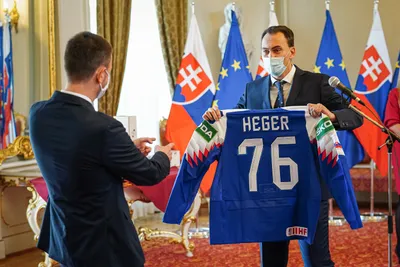 Premiér SR Eduard Heger a slovenská hokejová reprezentácia po návrate z MS v hokeji 2021.
