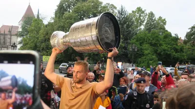 Erik Černák dvíha v centre Košíc nad hlavu Stanleyho pohár.