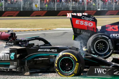 Lewis Hamilton a Max Verstappen mali nehodu počas VC Talianska 2021.
