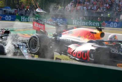 Lewis Hamilton a Max Verstappen mali nehodu počas VC Talianska 2021.