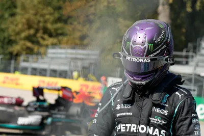Lewis Hamilton po kolízii počas VC Talianska 2021.