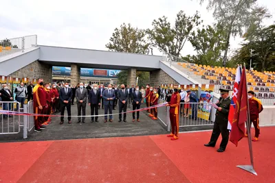 Prestrihnutie pásky počas slávnostného otvorenia zrekonštruovaného Atletického štadióna SNP Vojenského športového centra (VŠC) Dukla Banská Bystrica na Štiavničkách.