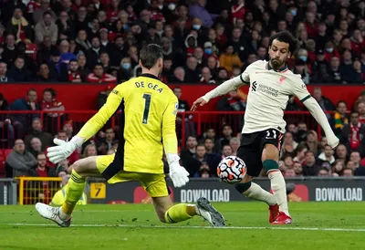 Mohamed Salah strieľa gól do siete Manchester United.