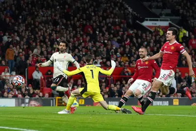 Mohamed Salah strieľa gól do siete Manchester United.