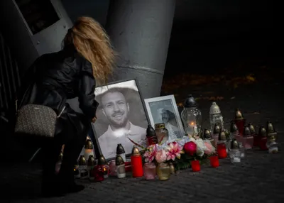 Fanúšikovia si uctili pamiatku Borisa Sádeckého pred štadiónom v Bratislave.