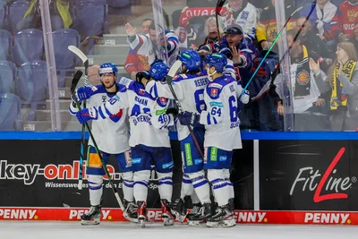 Slovenskí hokejisti sa tešia po strelenom góle v zápase Slovensko - Olympijský výber Ruska na turnaji Nemecký pohár 2021.