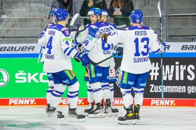 Slovenskí hokejisti sa tešia po strelenom góle v zápase Slovensko - Švajčiarsko na turnaji Nemecký pohár 2021.