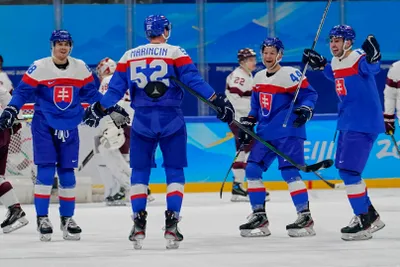 Slovenskí hokejisti oslavujú gól.