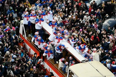 Slovenskí hokejisti počas osláv olympijského bronzu v Bratislave.