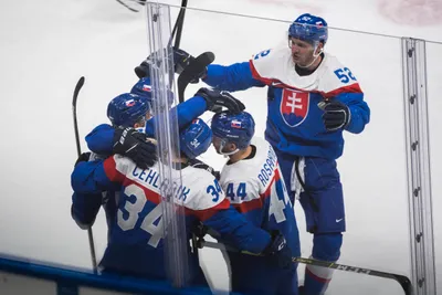 Slovenskí hokejisti sa tešia po strelenom góle v zápase Slovensko  - Lotyšsko na ZOH 2022 v Pekingu.