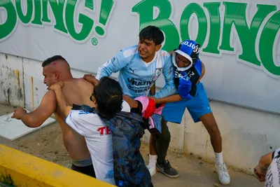 Hromadná bitka fanúšikov na zápase Queretaro - Atlas.