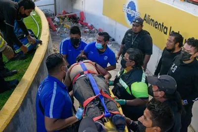 Hromadná bitka fanúšikov na zápase Queretaro - Atlas.