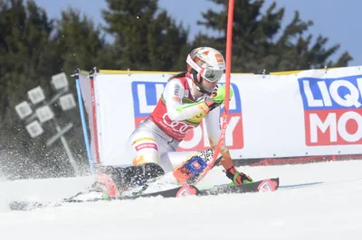 Petra Vlhová počas slalomu v stredisku Courchevel/Méribel 2022.